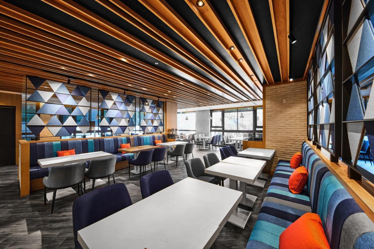 Holiday Inn Express Kaohsiung Love River By Ihg Exteriör bild