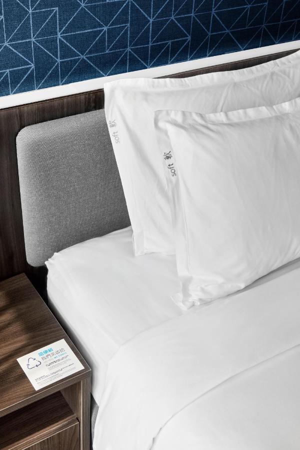 Holiday Inn Express Kaohsiung Love River By Ihg Exteriör bild