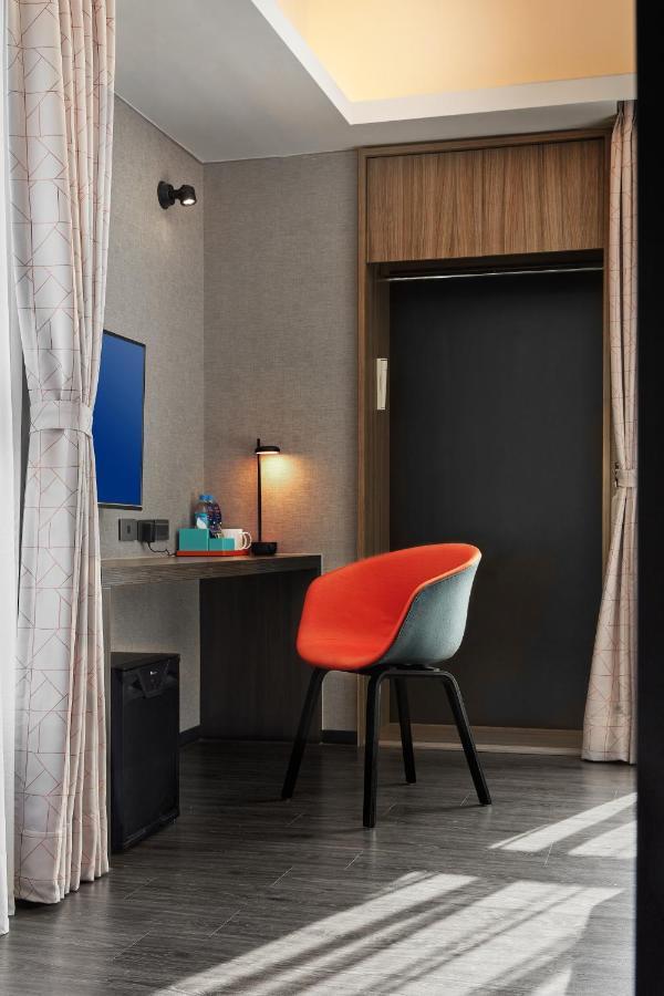 Holiday Inn Express Kaohsiung Love River By Ihg Exteriör bild