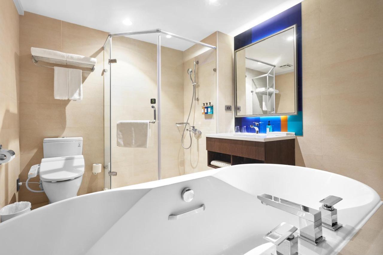 Holiday Inn Express Kaohsiung Love River By Ihg Exteriör bild