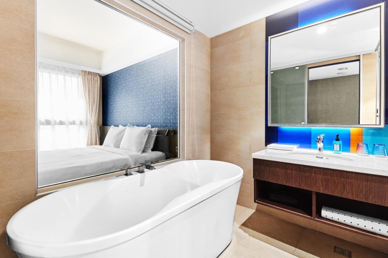 Holiday Inn Express Kaohsiung Love River By Ihg Exteriör bild