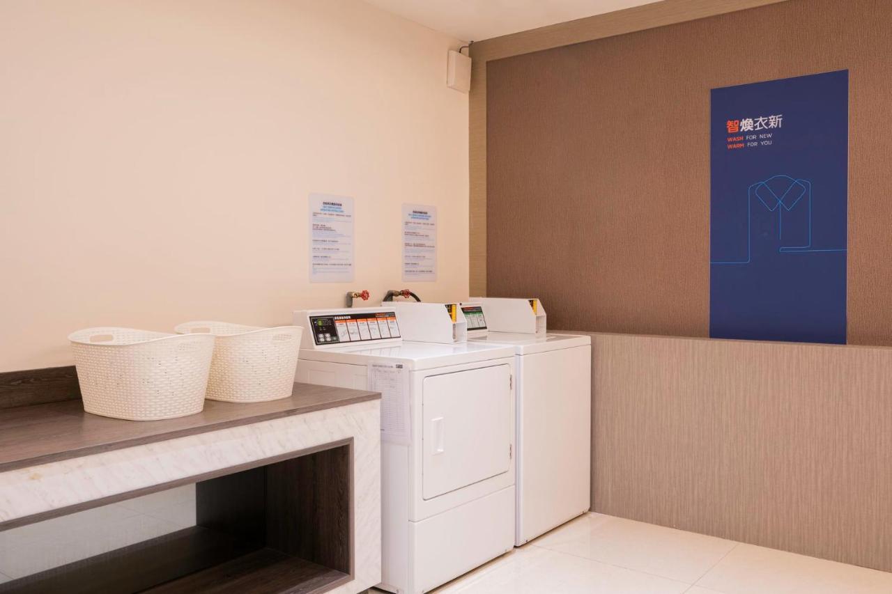 Holiday Inn Express Kaohsiung Love River By Ihg Exteriör bild