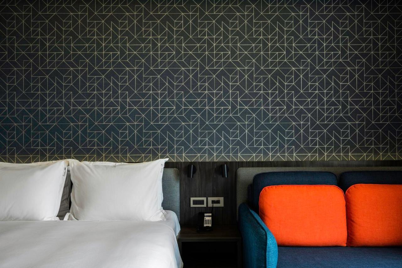Holiday Inn Express Kaohsiung Love River By Ihg Exteriör bild