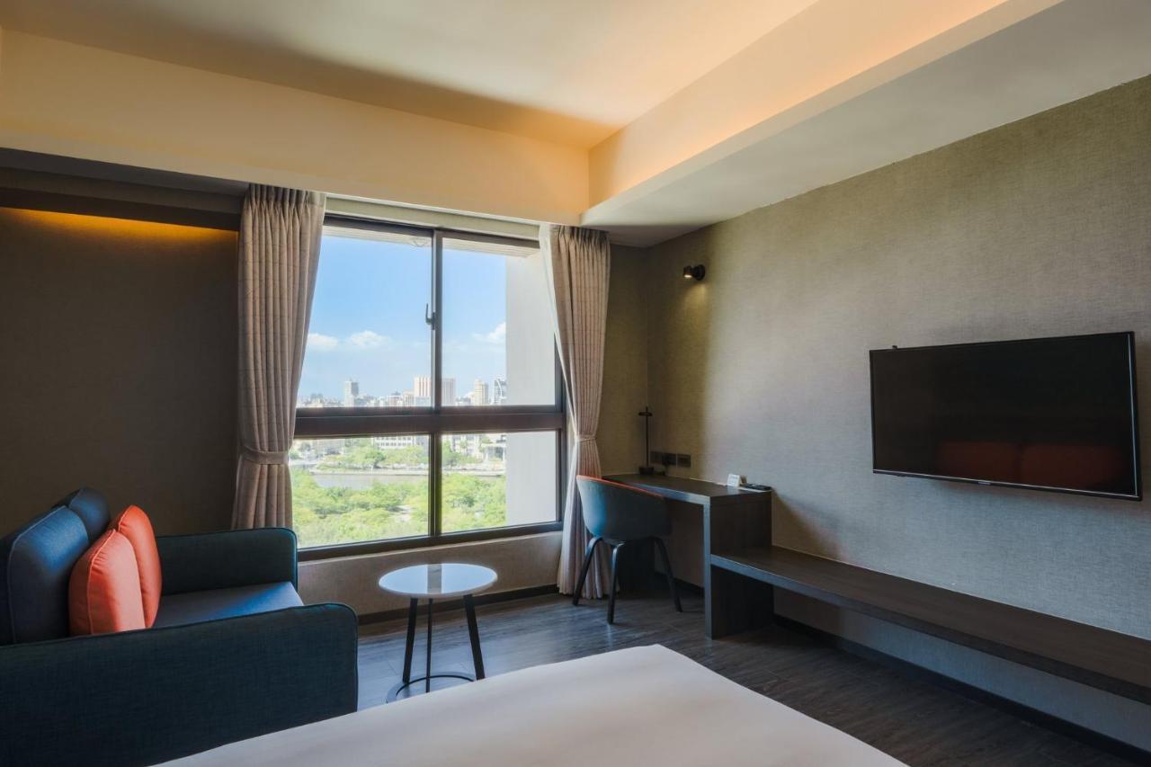 Holiday Inn Express Kaohsiung Love River By Ihg Exteriör bild