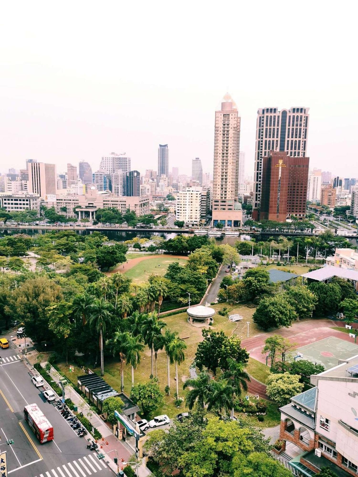 Holiday Inn Express Kaohsiung Love River By Ihg Exteriör bild