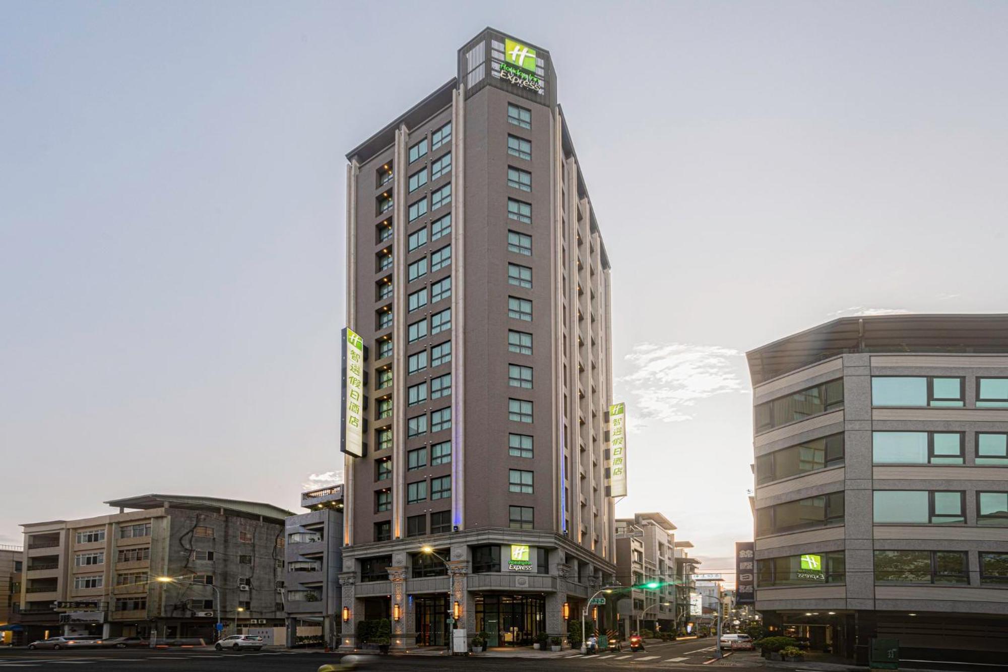 Holiday Inn Express Kaohsiung Love River By Ihg Exteriör bild