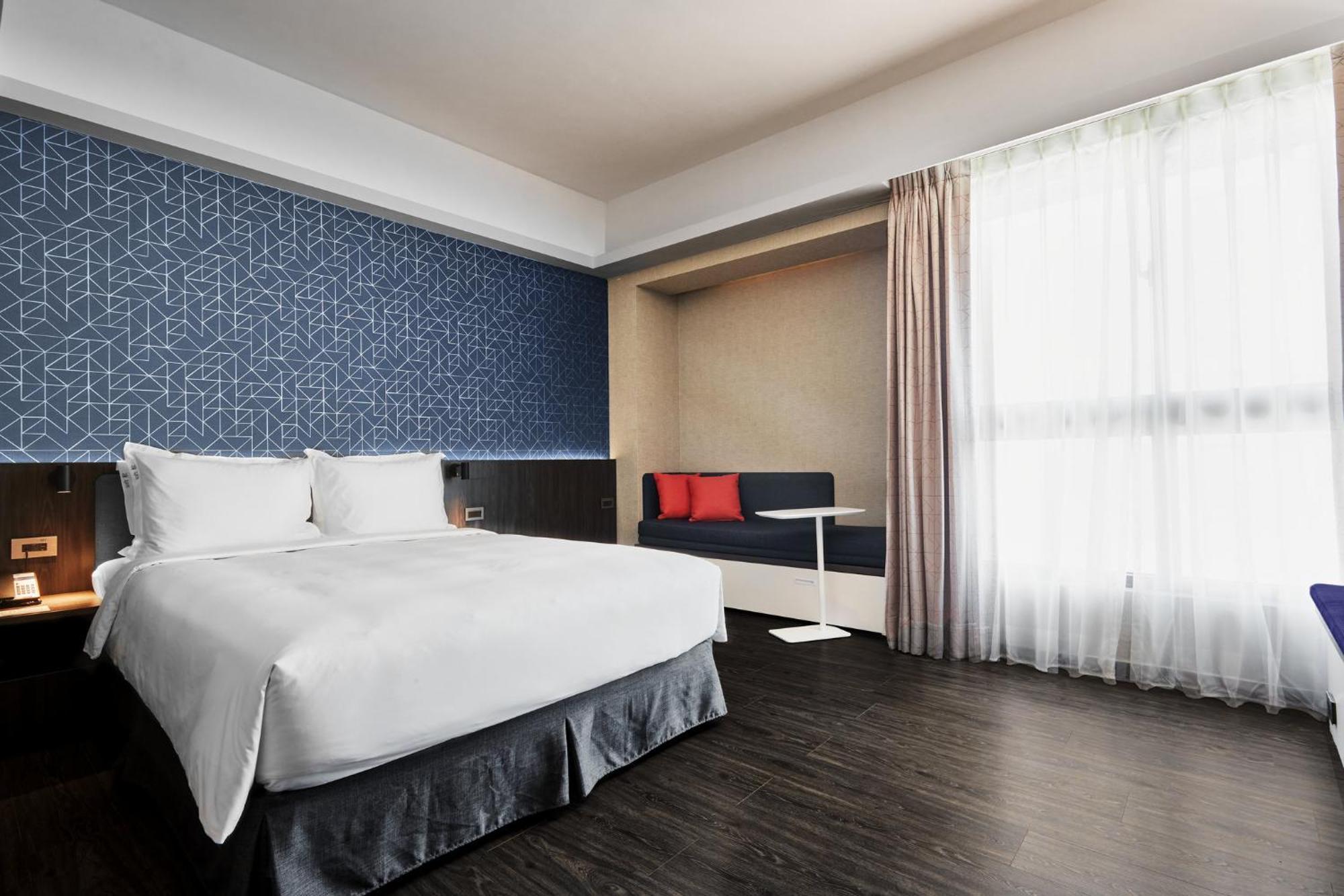 Holiday Inn Express Kaohsiung Love River By Ihg Exteriör bild