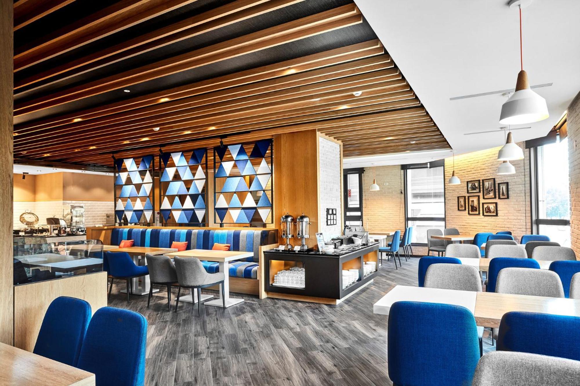 Holiday Inn Express Kaohsiung Love River By Ihg Exteriör bild