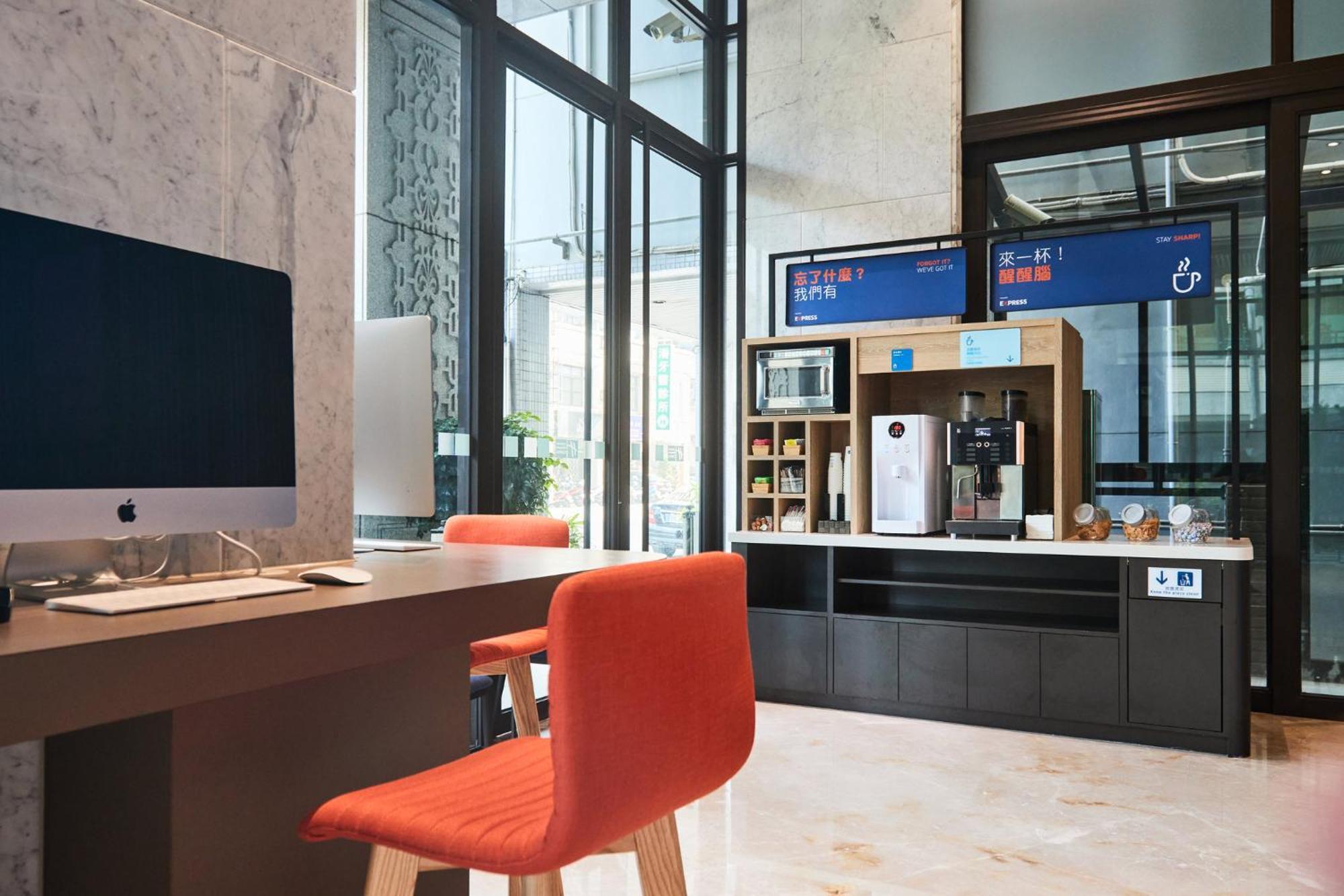 Holiday Inn Express Kaohsiung Love River By Ihg Exteriör bild