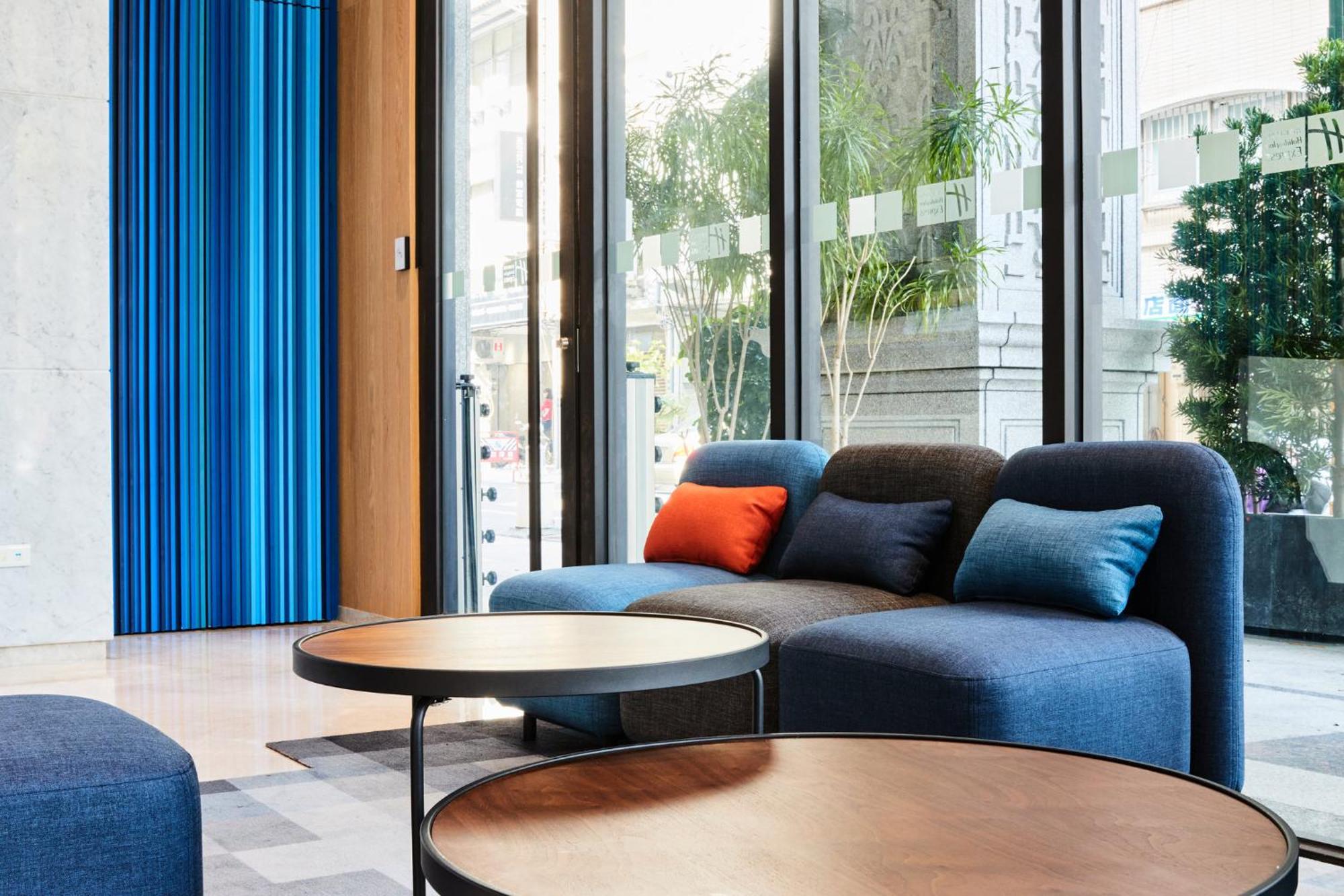 Holiday Inn Express Kaohsiung Love River By Ihg Exteriör bild