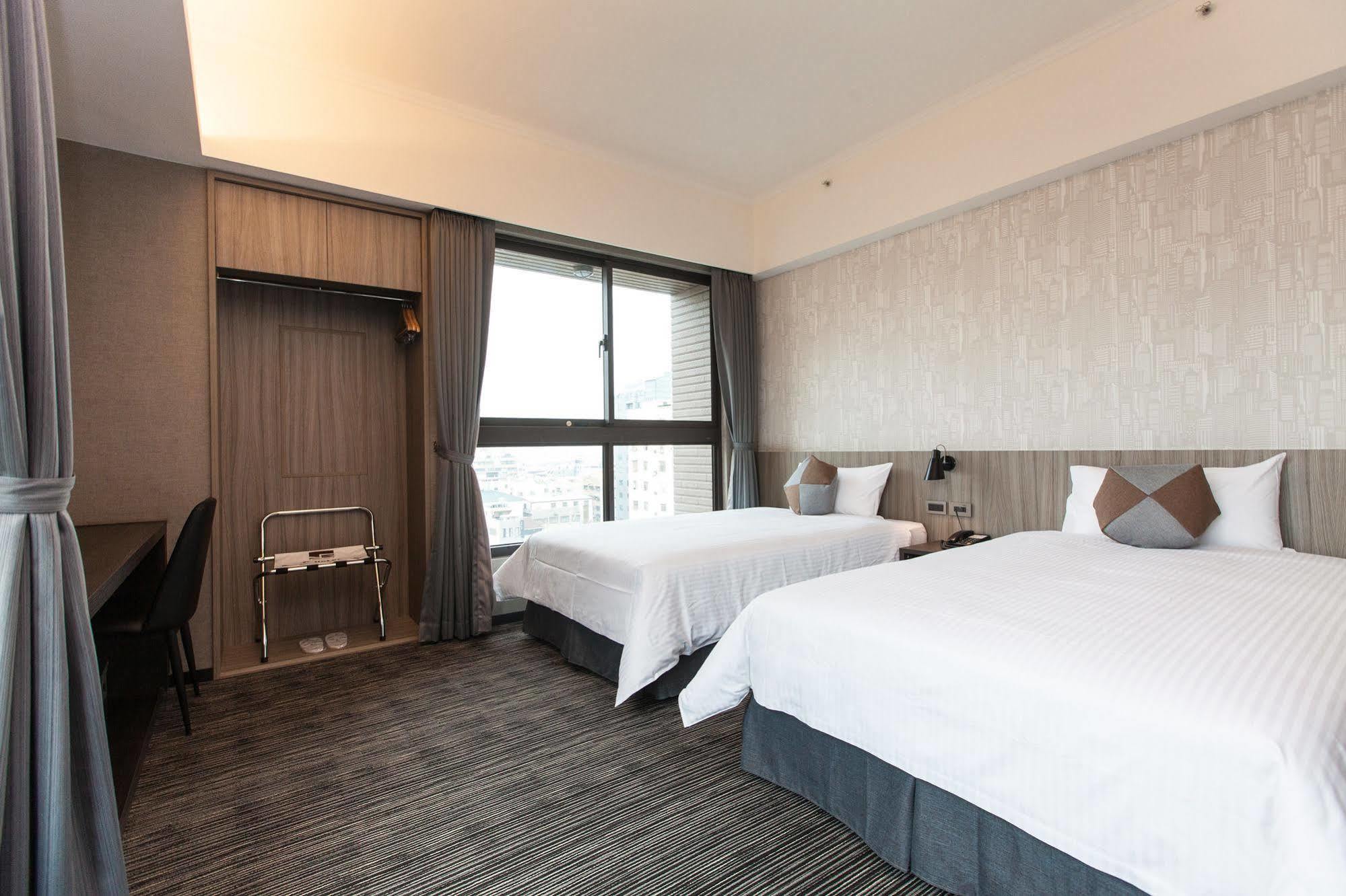 Holiday Inn Express Kaohsiung Love River By Ihg Exteriör bild